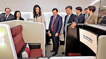 郑丽文试坐C919 赞大陆经济活力