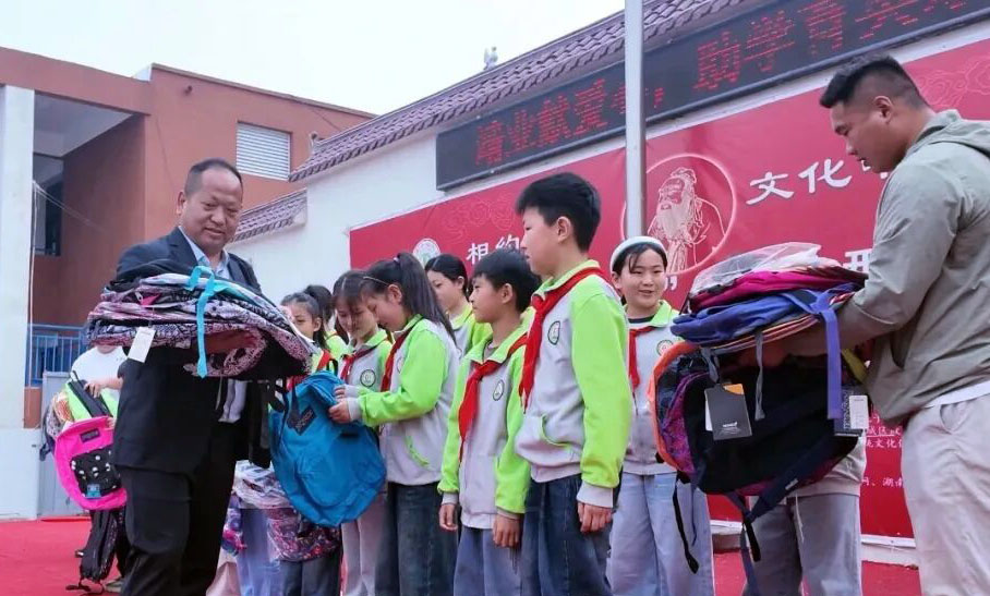 河南靖业集团助力乡村教育 捐赠爱心书包