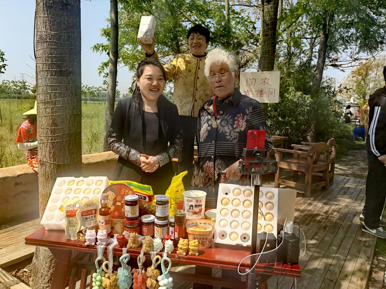 河南省兰考：“老少组合”新时代文明实践助农直播赋能乡村振兴