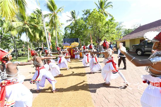 中国佛教代表团纯一团长在斯里兰卡无畏山寺纪念法显大师
