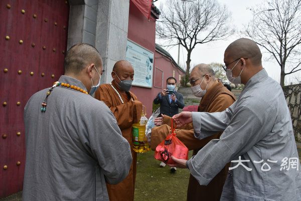 湖南佛协启动偏远山区中小寺院抗疫慈济行 (4).JPG
