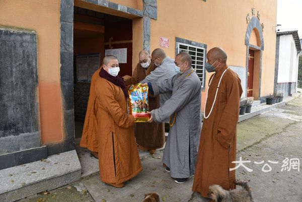湖南佛协启动偏远山区中小寺院抗疫慈济行 (5).JPG