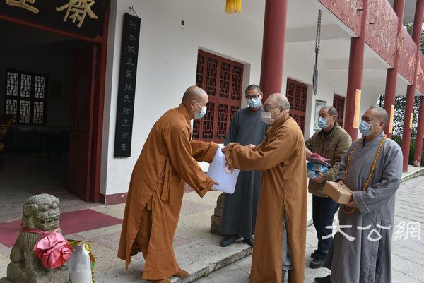 湖南佛协启动偏远山区中小寺院抗疫慈济行 (8).JPG