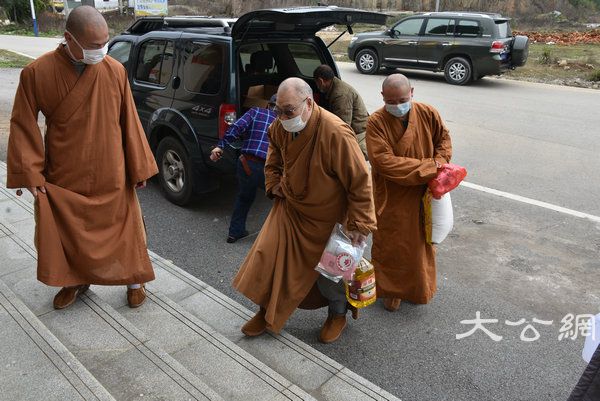 湖南佛协启动偏远山区中小寺院抗疫慈济行 (10).JPG