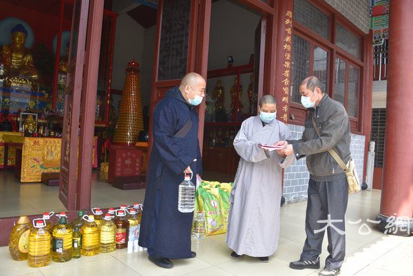湖南佛协启动偏远山区中小寺院抗疫慈济行 (15).JPG