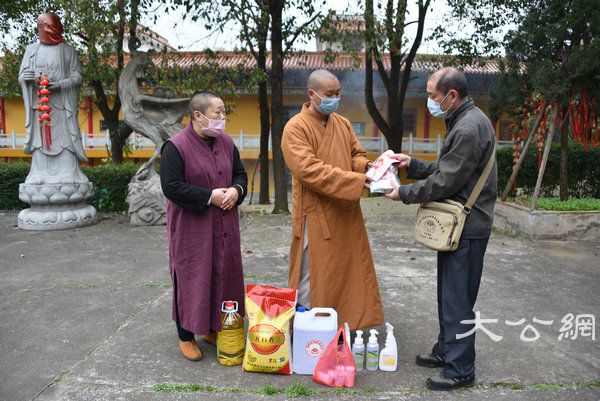 湖南佛协启动偏远山区中小寺院抗疫慈济行 (29).JPG