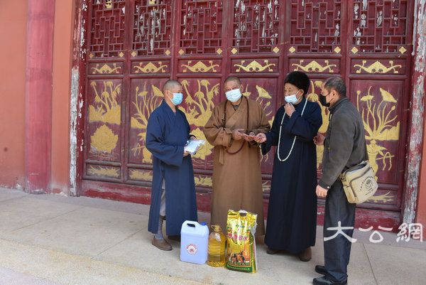 湖南佛协启动偏远山区中小寺院抗疫慈济行 (51).JPG