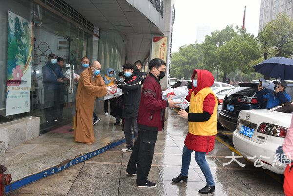 圣辉大和尚关爱残障高三学子捐赠防疫包助力复课 (2).JPG 圣辉大和尚关爱残障高三学子捐赠防疫包助力复课 (2).JPG