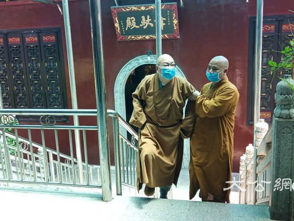 圣辉大和尚前往市州检查各地寺院贯彻中佛协“关于继续做好佛教团体、佛教院校、佛教活动场所疫情防控工作的通知”的执行情况 (6).jpg