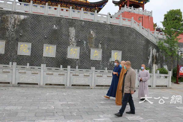 圣辉大和尚前往市州检查各地寺院贯彻中佛协“关于继续做好佛教团体、佛教院校、佛教活动场所疫情防控工作的通知”的执行情况 (7).jpg