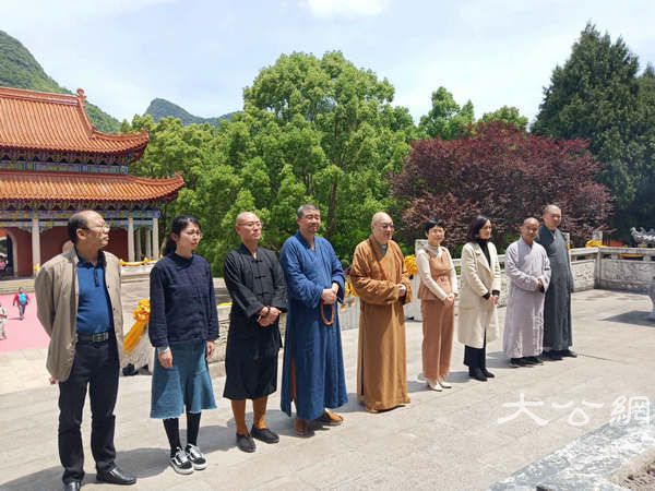 圣辉大和尚前往市州检查各地寺院贯彻中佛协“关于继续做好佛教团体、佛教院校、佛教活动场所疫情防控工作的通知”的执行情况 (9).jpg
