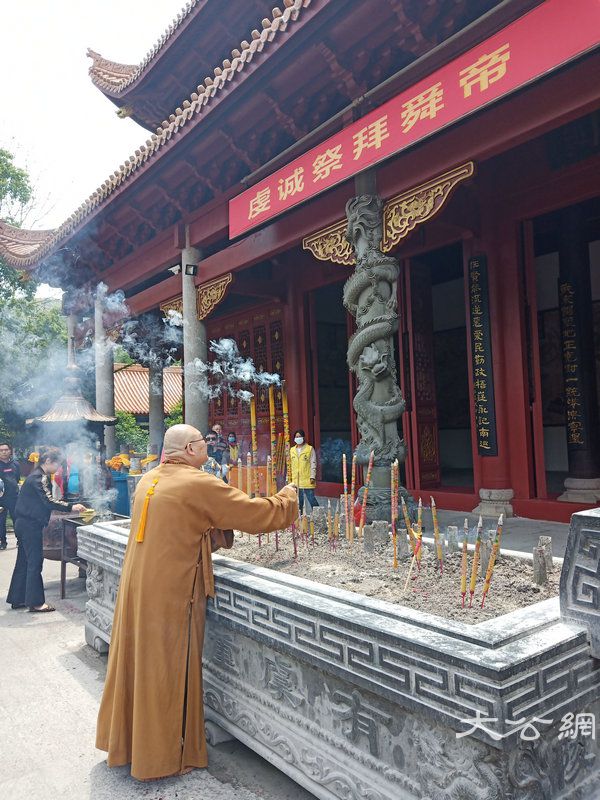 圣辉大和尚前往市州检查各地寺院贯彻中佛协“关于继续做好佛教团体、佛教院校、佛教活动场所疫情防控工作的通知”的执行情况 (10).jpg