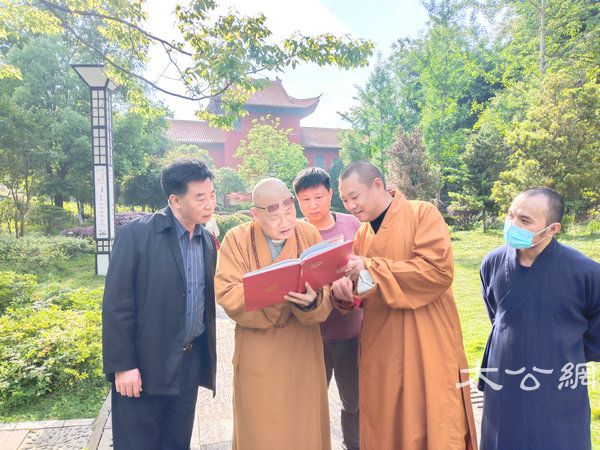 圣辉大和尚前往市州检查各地寺院贯彻中佛协“关于继续做好佛教团体、佛教院校、佛教活动场所疫情防控工作的通知”的执行情况 (13).jpg