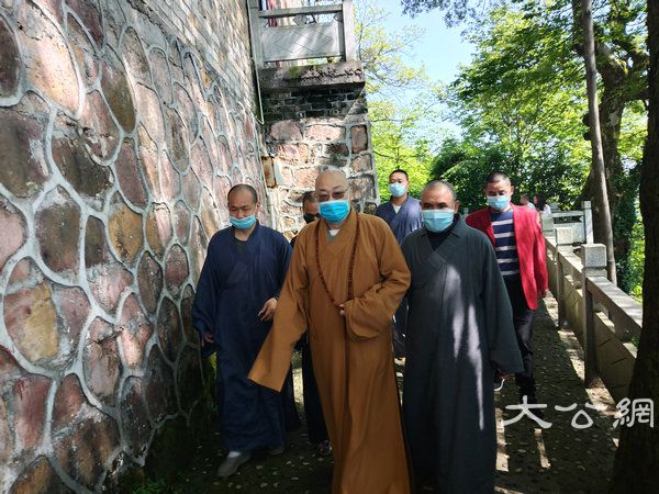 圣辉大和尚前往市州检查各地寺院贯彻中佛协“关于继续做好佛教团体、佛教院校、佛教活动场所疫情防控工作的通知”的执行情况 (14).jpg