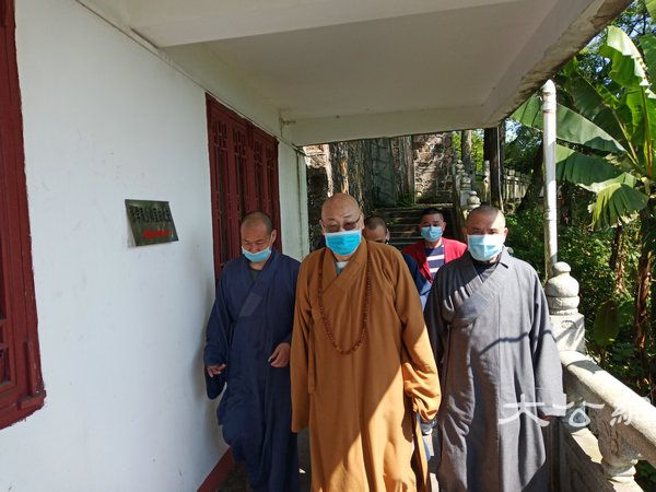 圣辉大和尚前往市州检查各地寺院贯彻中佛协“关于继续做好佛教团体、佛教院校、佛教活动场所疫情防控工作的通知”的执行情况 (15).jpg