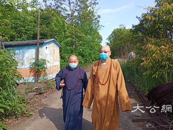 圣辉大和尚前往市州检查各地寺院贯彻中佛协“关于继续做好佛教团体、佛教院校、佛教活动场所疫情防控工作的通知”的执行情况 (17).jpg