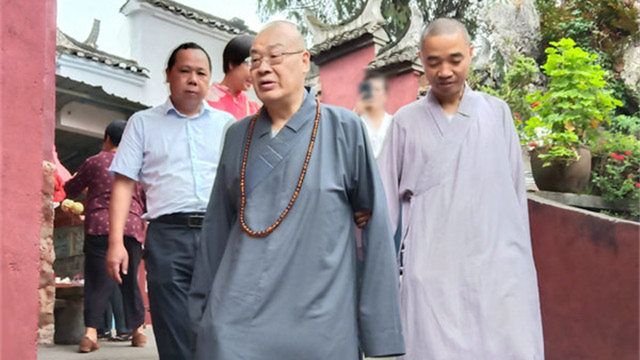 圣辉法师救灾途中到莲华寺看望弃婴并对当地开展调研