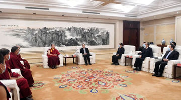 尤权在京会见班禅额尔德尼·确吉杰布