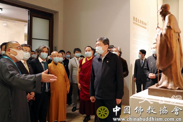 7、中国佛教协会演觉会长、班禅额尔德尼·确吉杰布副会长与嘉宾共同观看展览.jpg