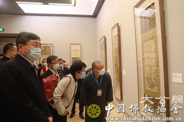 8 日本国驻华大使馆公使贵岛善子女士等嘉宾观看展览.jpg