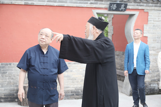 黃維溢一行應邀參訪關公廟並慰問在京港青