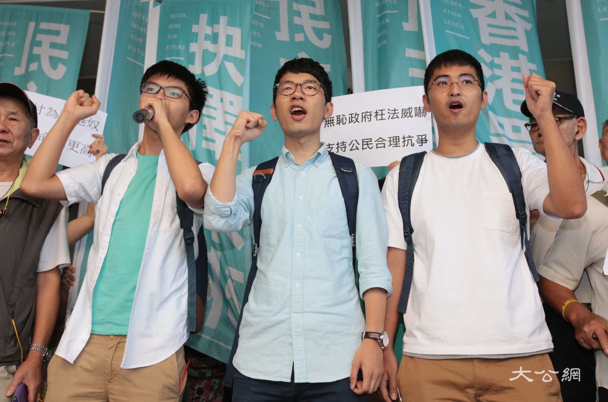 律政司就黄之锋3人衝政总案覆核刑期 官维持原判