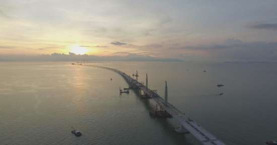 梁振英：正研究港珠澳大桥与内地澳门商跨境交通安排