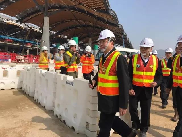 张炳良视察港珠澳大桥 主桥工程年底完成