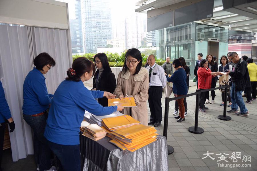 直播：新「財爺」公布預算案 市民盼「派糖」