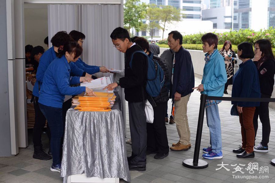 直播：新「財爺」公布預算案 市民盼「派糖」