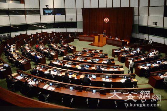 直播：新「財爺」公布預算案 市民盼「派糖」