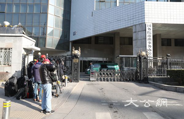 梁振英下午以委員身份出席全國政協大會