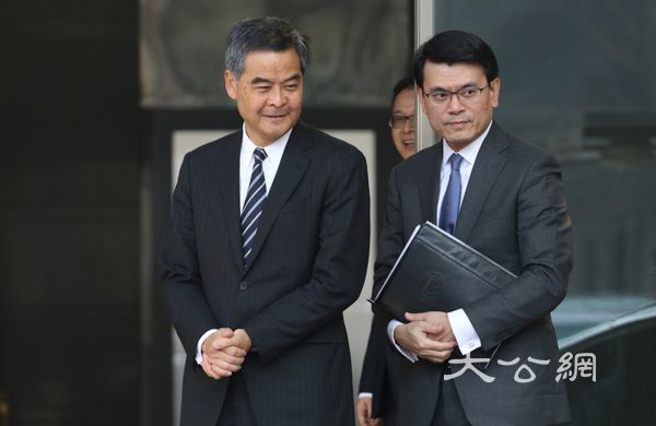 梁振英下午以委員身份出席全國政協大會