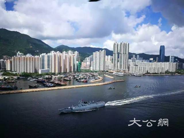 駐港部隊穿越維港海空巡邏