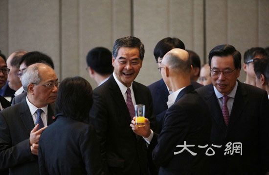 梁振英:行政和立法互動過程未必享受但得出成果