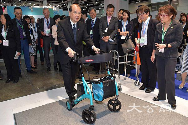 張建宗網誌關注人口老化 籲推長者護理創新科技