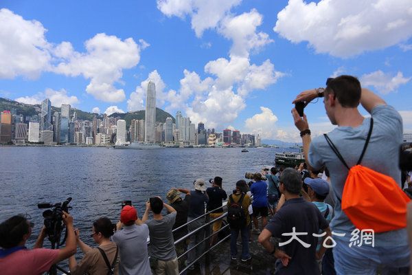 遼寧艦編屬艦隊今日離港,市民尖沙咀歡送