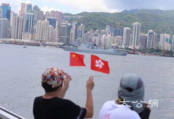 遼寧艦編屬艦隊今日離港,市民尖沙咀歡送