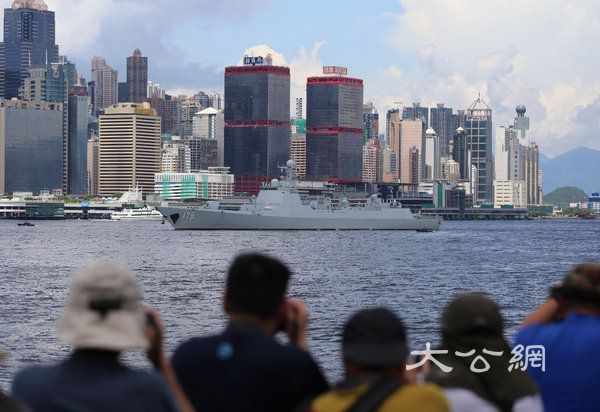 遼寧艦編屬艦隊今日離港,市民尖沙咀歡送