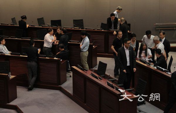 失議席4丑拒離開　立會財會會議取消&nbsp;