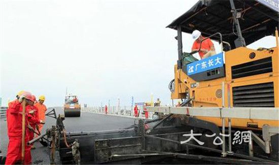 港珠澳大橋橋面鋪裝完成 相當於98個足球場
