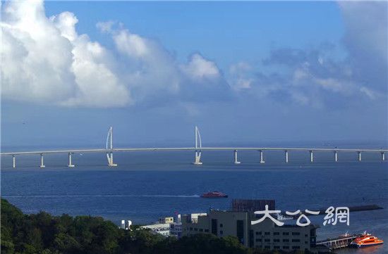 港珠澳大橋橋面鋪裝完成 相當於98個足球場