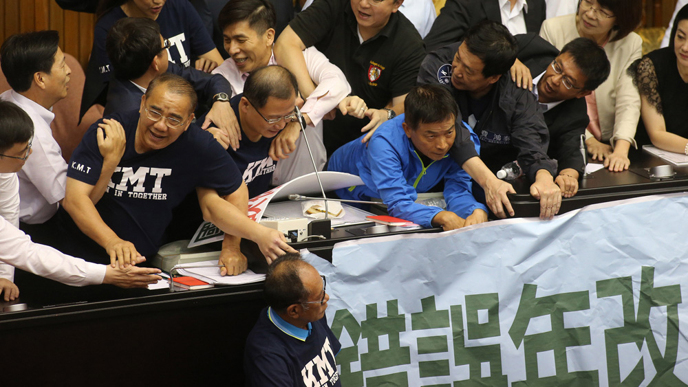 台湾当局减军人退休金 “立院”审议爆发冲突