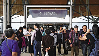 港入境处：﻿通车首周末逾三万人次“过大桥”