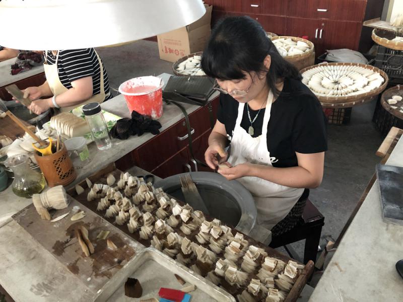 千万毛中选一毫 百道工序成湖笔
