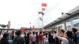 香港﻿市民自发聚尖沙咀再升国旗