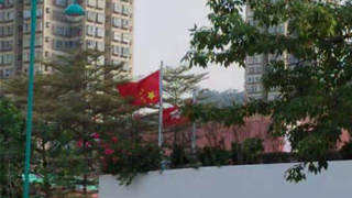 屯门法院摆乌龙 倒挂国旗