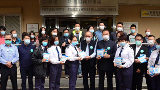 抗疫连线派40万口罩向保安致敬