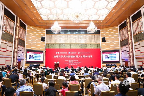 中国医药教育协会医药产教融合工作委员会学术年会在郑州召开