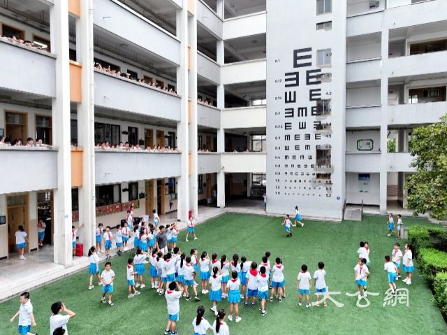 浙江东阳：巨型视力表助力爱眼护眼